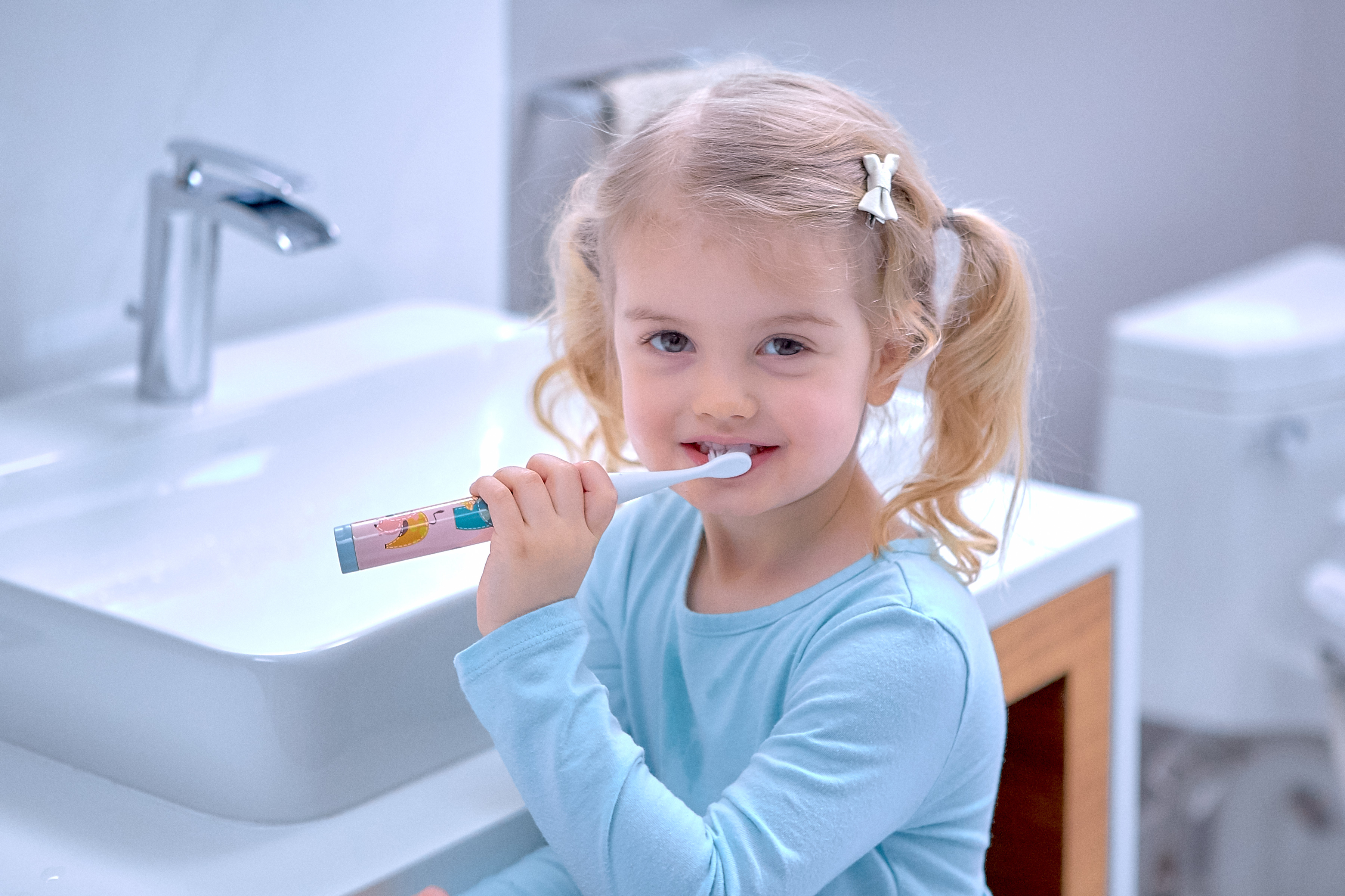 Девочка и зубная щетка игрушки для детей зубастики